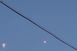 Bầu trời Tel Aviv rực lửa: Phòng không Israel đánh chặn tên lửa đạn đạo từ Iran