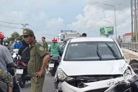 Ôtô “điên” đâm liên hoàn hàng loạt xe máy trên cầu ở An Giang