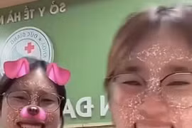 Bệnh viện Đức Giang lên tiếng về clip 2 cô gái mặc đồ nhân viên y tế livestream phản cảm