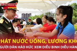 Phát miễn phí nước uống, lương khô cho người dân xem diễu binh, diễu hành