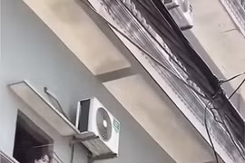 Khởi tố người đàn ông xịt vòi cao áp vào thợ tháo dỡ nhà sát vách 