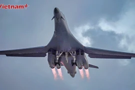 Mỹ dùng oanh tạc cơ hạng nặng B-1 không kích Iran, Tehran tấn công trả đũa khắp Vùng Vịnh