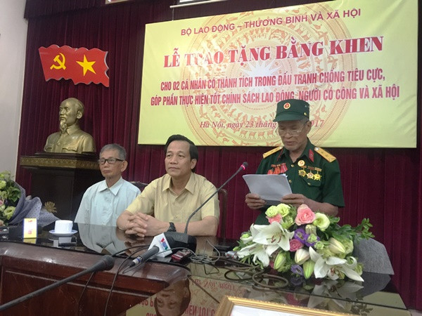 Ông Nguyễn Tiến Lãng chia sẻ tại buổi lễ nhận bằng khen. (Ảnh: PV/Vietnam+) Hai ông lão ở Bắc Ninh nhận bằng khen nhờ thành tích chống tham nhũng ảnh 2