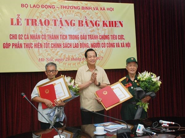 Bộ trưởng Đào Ngọc Dung tặng bằng khen cho hai lão nông ở Bắc Ninh. (Ảnh: PV/Vietnam+) Hai ông lão ở Bắc Ninh nhận bằng khen nhờ thành tích chống tham nhũng ảnh 1