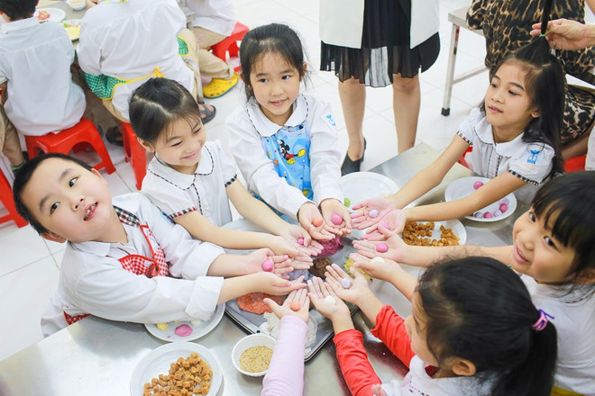 Học nấu ăn là một trong những khóa học dành cho trẻ em dịp hè. (Ảnh minh họa: Minh Sơn/Vietnam+) Những khóa “chơi mà học” dành cho trẻ em trong ngày hè ảnh 2
