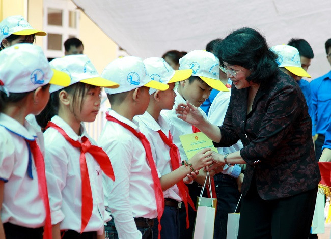 Hà Nội: Trao học bổng và 27.000 hộp sữa cho trẻ em huyện Chương Mỹ ảnh 1