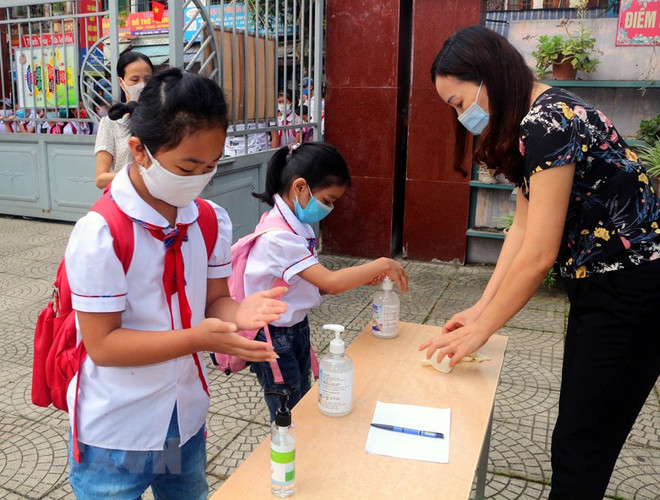 Học sinh quay lại học: Tắt điều hòa, đeo mặt nạ chống giọt có máy móc? ảnh 1