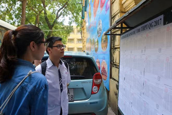 12 thí sinh và 2 cán bộ coi thi vi phạm kỷ luật trong ngày thi thứ hai ảnh 1