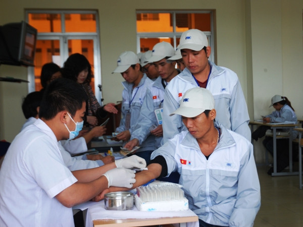 Lao động khám sức khỏe trước khi lên máy bay sang Hàn Quốc. (Ảnh: Hồng Kiều/Vietnam+) Năm thử thách khắc nghiệt từ thị trường lao động Hàn Quốc ảnh 1