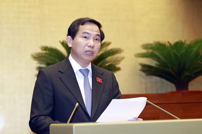 Chủ nhiệm Ủy ban Tài chính, Ngân sách của Quốc hội Lê Quang Mạnh giải trình về Luật Đấu thầu sửa đổi.(Ảnh: Doãn Tấn/TTXVN) Quốc hội thông qua Luật Đấu thầu sửa đổi, gỡ vướng mắc cho ngành y tế ảnh 1