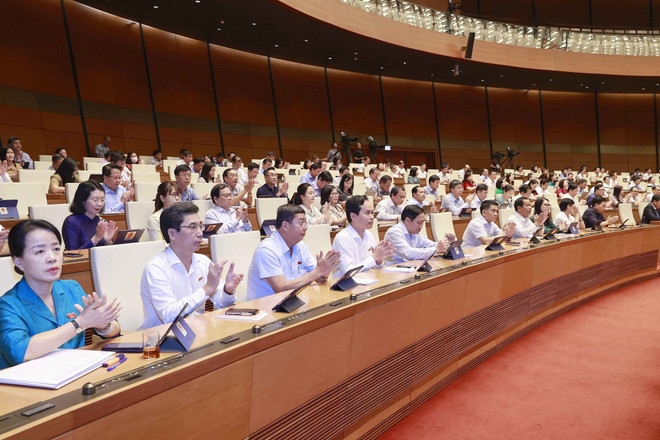 Đại biểu Quốc hội tán thành thông qua Nghị quyết về việc lấy phiếu tín nhiệm, bỏ phiếu tín nhiệm đối với người giữ chức vụ do Quốc hội, Hội đồng nhân dân bầu hoặc phê chuẩn (sửa đổi). (Ảnh: Doãn Tấn/TTXVN) Kết quả lấy phiếu tín nhiệm được sử dụng để điều động, bổ nhiệm cán bộ ảnh 1