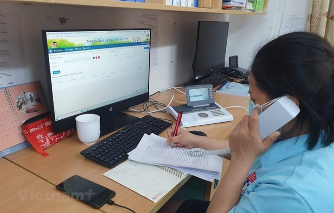 Cán bộ Tổng đài quốc gia bảo vệ trẻ em 111 tiếp nhận các cuộc gọi đến. (Ảnh: PV/Vietnam+) Tổng đài 111 đã hỗ trợ, can thiệp hơn 9.600 trẻ em bị xâm hại, bạo lực ảnh 1