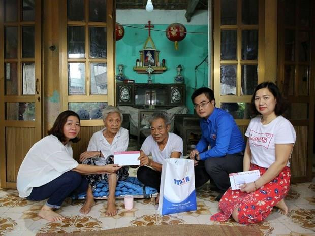 Công đoàn báo Điện tử VietnamPlus trao những phần quà hết sức ý nghĩa đến gia đình cựu chiến binh Đỗ Văn Ty. (Ảnh: Minh Sơn/Vietnam+) Những hoạt động ý nghĩa của TTXVN tri ân các thương binh, liệt sỹ ảnh 2