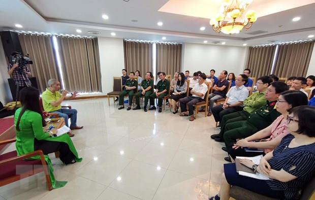Nhạc sỹ Trương Quý Hải chia sẻ những kỷ niệm thời chiến với cán bộ Thông tấn xã Việt Nam. (Ảnh: Thành Đạt/TTXVN) Những hoạt động ý nghĩa của TTXVN tri ân các thương binh, liệt sỹ ảnh 5