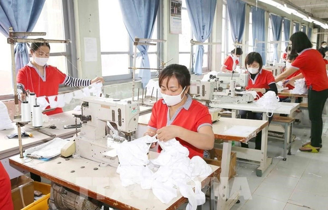 Công nhân dệt may phải giãn ca do thiếu đơn hàng vì COVID-19. (Ảnh minh hoạ: TTXVN) Lý giải ba nguyên nhân việc hỗ trợ vay vốn trả lương chỉ đạt hơn 53% ảnh 1