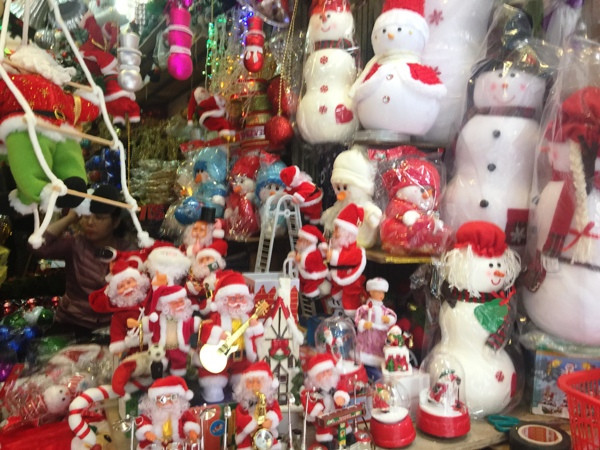 Giá đồ trang trí mùa Giáng sinh ổn định, cây thông nhỏ hút khách ảnh 3