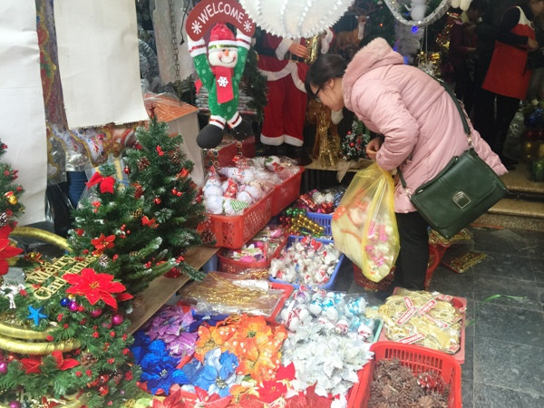 Giá đồ trang trí mùa Giáng sinh ổn định, cây thông nhỏ hút khách ảnh 1