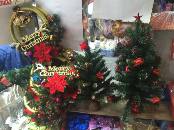 Giá đồ trang trí mùa Giáng sinh ổn định, cây thông nhỏ hút khách ảnh 2