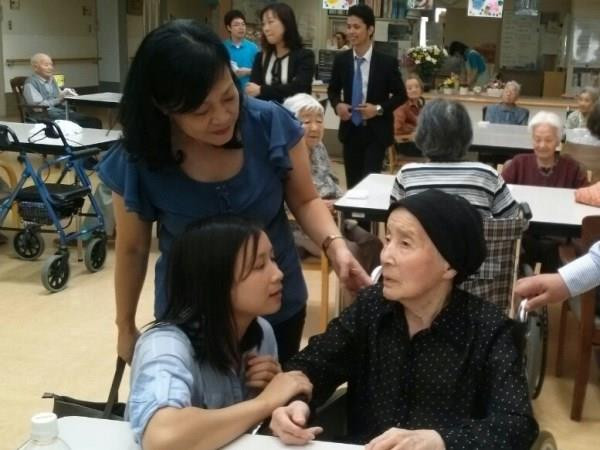 Ứng viên điều dưỡng Việt Nam làm quen với công việc tại trung tâm chăm sóc người cao tuổi của Nhật Bản. (Ảnh minh họa: Dolab.gov.vn) Tuyển 100 điều dưỡng sang Đức với mức lương 70 triệu đồng mỗi tháng ảnh 1