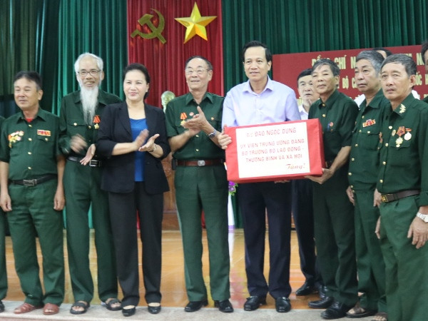 Chủ tịch Quốc hội thăm và tặng quà người có công tỉnh Hà Nam ảnh 1