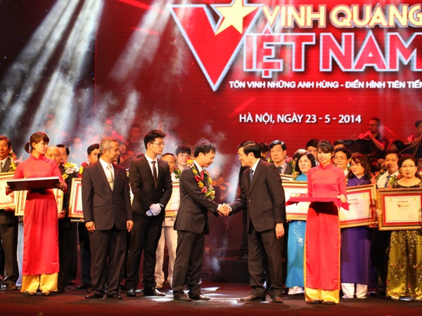 Chủ tịch nước Trương Tấn Sang trao tặng cúp "Vinh quang Việt Nam" cho Học viện Công nghệ Bưu chính viễn thông. (Ảnh: PV/Vietnam+) "Vinh quang Việt Nam": Tôn vinh cảnh sát biển và ngư dân ảnh 2