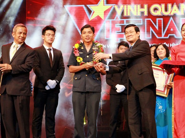 Thượng úy Trần Văn Vững được vinh danh vì đã dũng cảm bảo vệ biển đảo Việt Nam. (Ảnh: Nguyễn Khang/TTXVN) "Vinh quang Việt Nam": Tôn vinh cảnh sát biển và ngư dân ảnh 1