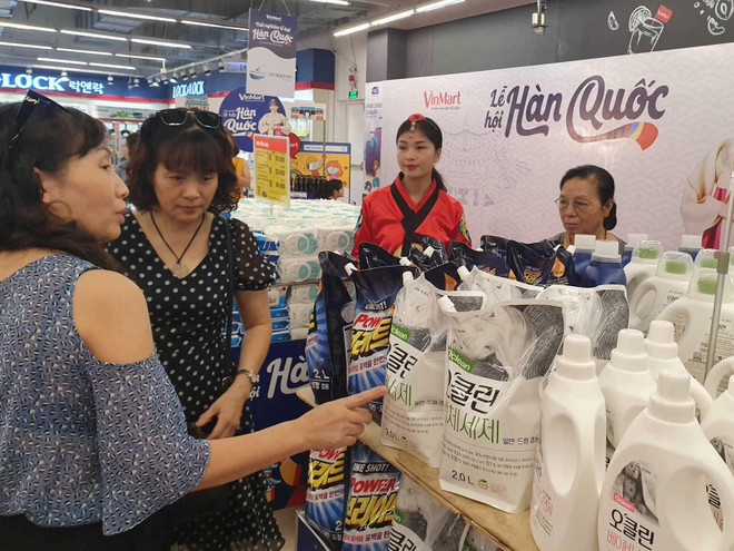 Các sản phẩm hàng hóa Hàn Quốc được bày bán tại VinMart. (Ảnh: PV/Vietnam+) Sôi động 'Tuần lễ hàng hóa Hàn Quốc', ra mắt thương hiệu VinMart Care ảnh 1