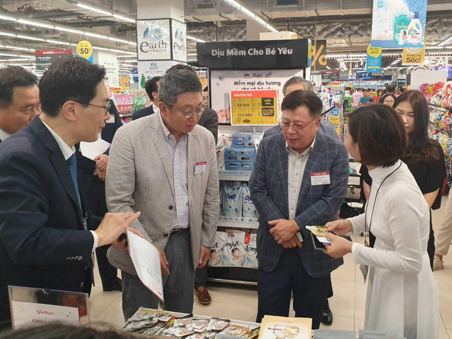 Ông Kim Eui Joong, Tham Tán Thương Mại Đại Sứ Quán Hàn Quốc tại Việt Nam và ông Kim Ki Joon , Chủ tịch Hội xúc tiến Thương mại và Đầu tư Hàn Quốc (KOTTRA) Khu vực Đông Nam Á và châu Đại Dương thăm gian hàng “Tuần lễ hàng hóa Hàn Quốc”. (Ảnh: PV/Vietnam+) Sôi động 'Tuần lễ hàng hóa Hàn Quốc', ra mắt thương hiệu VinMart Care ảnh 2