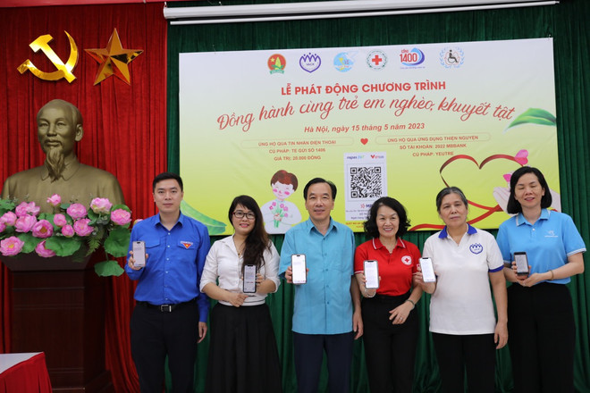 Phát động Chiến dịch quyên góp gây quỹ “Đồng hành cùng trẻ em nghèo, khuyết tật.” (Ảnh: PV/Vietnam+) Phát động quyên góp gây quỹ 'Đồng hành cùng trẻ em nghèo, khuyết tật' ảnh 1
