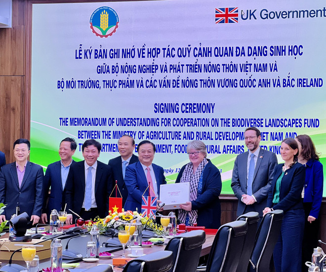 Bộ trưởng Lê Minh Hoan tặng quà nông sản Việt Nam cho Bộ trưởng Bộ Môi trường, Thực phẩm và Các vấn đề nông thôn Vương quốc Anh. (Ảnh: PV/Vietnam+) Anh viện trợ Việt Nam hơn 720 tỷ đồng cho Quỹ đa dạng sinh học ảnh 1
