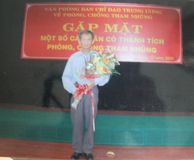 Hai ông lão 80 tuổi chống tham nhũng: Đấu tranh không vì được khen ảnh 1