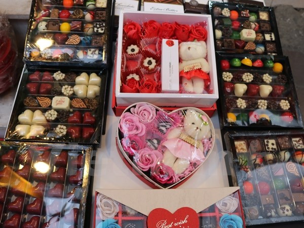 Tặng gì, chơi đâu dịp Valentine “nóng” lên từng ngày trên mạng xã hội ảnh 2