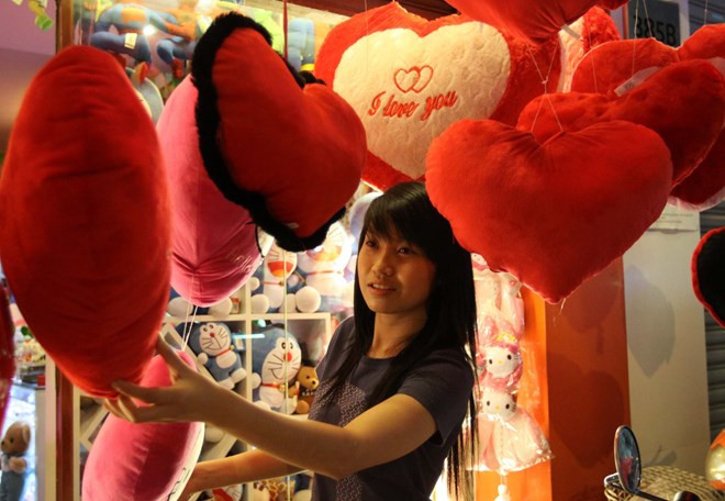 Tặng gì, chơi đâu dịp Valentine “nóng” lên từng ngày trên mạng xã hội ảnh 1