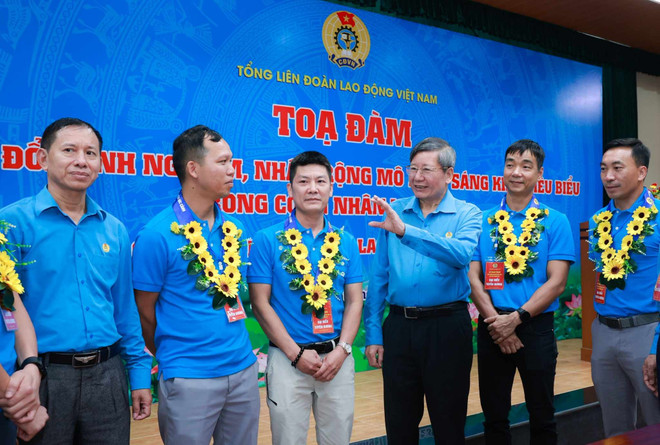 Phó Chủ tịch Thường trực Tổng Liên đoàn lao động Việt Nam Trần Thanh Hải trò chuyện với công nhân tiêu biểu được trao tặng Giải thưởng Nguyễn Đức Cảnh lần thứ IV năm 2023. (Ảnh: PV/Vietnam+) Trao giải thưởng Nguyễn Đức Cảnh cho 167 công nhân, lao động tiêu biểu ảnh 1