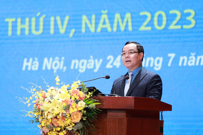 Ông Nguyễn Đình Khang, Chủ tịch Tổng Liên đoàn Lao động Việt Nam phát biểu tại buổi lễ trao giải. (Ảnh: PV/Vietnam+) Trao giải thưởng Nguyễn Đức Cảnh cho 167 công nhân, lao động tiêu biểu ảnh 2