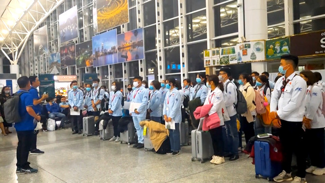 Lao động chuẩn bị xuất cảnh sang làm việc tại Nhật Bản. (Ảnh minh họa: PV/Vietnam+) Phục hồi nhanh chóng sau COVID-19, xuất khẩu lao động 'về đích' sớm ảnh 1