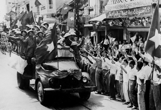 Bộ đội ta từ các cửa ô tiến vào tiếp quản Thủ đô Hà Nội, ngày 10/10/1954. (Ảnh: Tư liệu TTXVN) Cách mạng Tháng Tám: Bài học về sự sáng tạo của Đảng, đoàn kết dân tộc ảnh 3