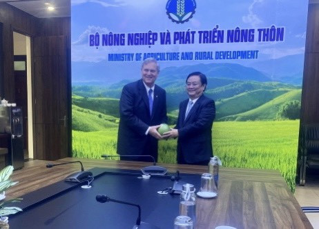 Bộ trưởng Lê Minh Hoan tặng Bộ trưởng Nông nghiệp Hoa Kỳ Thomas Vilsack qủa bưởi da xanh của Việt Nam. (Ảnh: PV/Vietnam+) Hoàn thiện thủ tục để sớm xuất khẩu quả dừa và chanh leo sang Hoa Kỳ ảnh 3