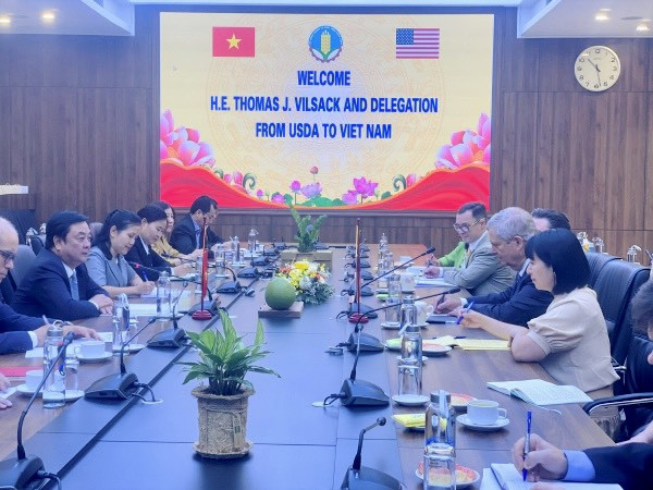 Buổi làm việc của hai Bộ trưởng. (Ảnh: PV/Vietnam+) Hoàn thiện thủ tục để sớm xuất khẩu quả dừa và chanh leo sang Hoa Kỳ ảnh 1