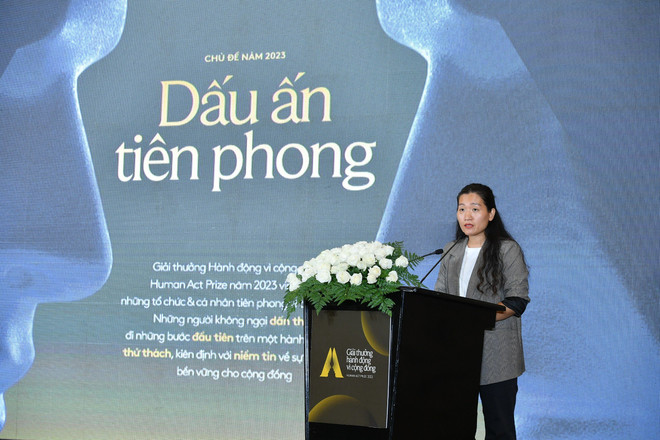 Bà Đặng Thị Thương, Giám đốc dự án Human Act Prize khẳng định những người dân bình thường, những người yếu thế trong xã hội là đối tượng hưởng lợi nhiều nhất tự dự án. (Ảnh: PV/Vietnam+) Giải thưởng Hành động vì Cộng đồng 2023 tôn vinh 'Dấu ấn tiên phong' ảnh 2