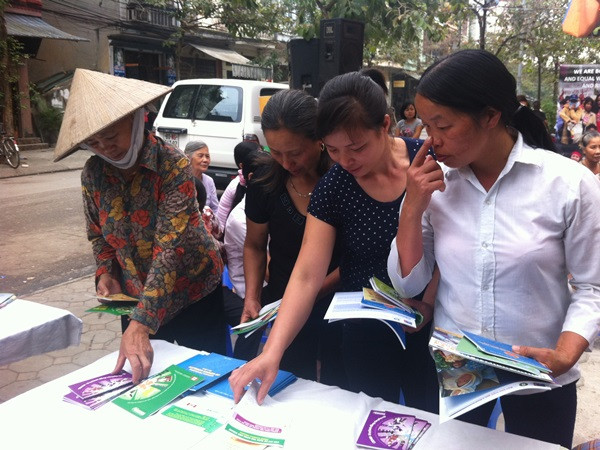 Bảo hiểm y tế: Cần "gỡ" rào cản quyền lợi của các lao động di cư ảnh 1