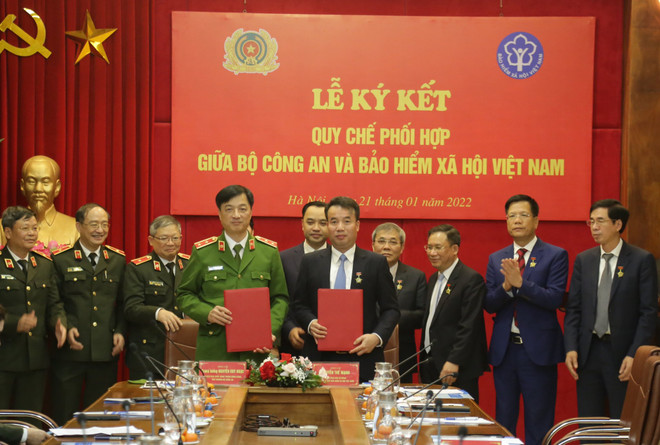 Lễ ký Quy chế phối hợp giữa Bộ Công an và Bảo hiểm xã hội Việt Nam. (Ảnh: PV/Vietnam+) 10 dấu ấn nổi bật trong hoạt động của ngành bảo hiểm xã hội năm 2022 ảnh 2