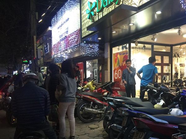 Hà Nội: Hàng thời trang khuyến mãi Tết “khủng” tới 80% để xả hàng ảnh 1