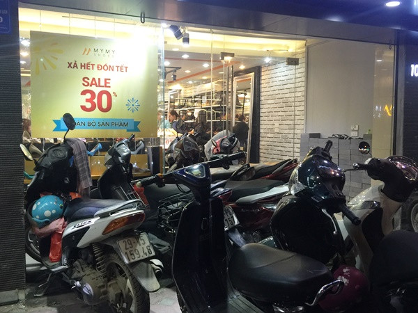 Hà Nội: Hàng thời trang khuyến mãi Tết “khủng” tới 80% để xả hàng ảnh 2