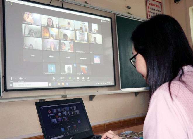Trong thời gian này, học sinh sẽ được đa dạng hóa hoạt động học tập, trải nghiệm những bài giảng, phương pháp dạy phi truyền thống. (Ảnh minh hoạ: TTXVN) Để học online hiệu quả: Giáo viên, học sinh phải 'vượt núi' khó khăn ảnh 1
