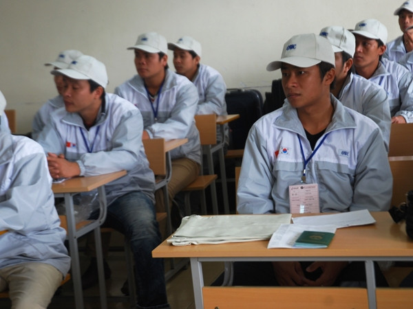 Lao động đang chờ làm thủ tục sang Hàn Quốc. (Ảnh: Hồng Kiều/Vietnam+) Tuyển chọn 1.300 lao động đi Hàn Quốc làm trong ngành ngư nghiệp ảnh 2