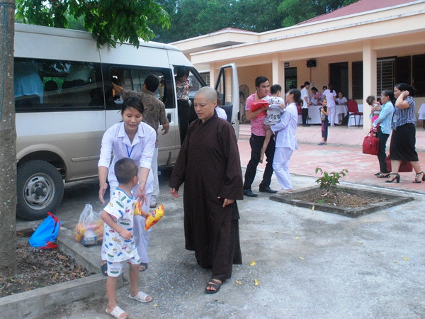 Đưa 34 trẻ, người già ở chùa Bồ Đề đến trung tâm bảo trợ xã hội ảnh 1