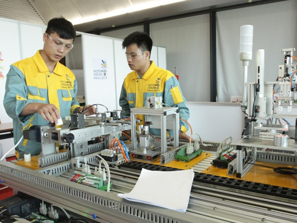 Nhiều thí sinh Việt Nam đoạt huy chương vàng ở nghề cơ điện tử. (Ảnh: TTXVN) Việt Nam nhất toàn đoàn tại kỳ thi Tay nghề ASEAN lần thứ 10 ảnh 1