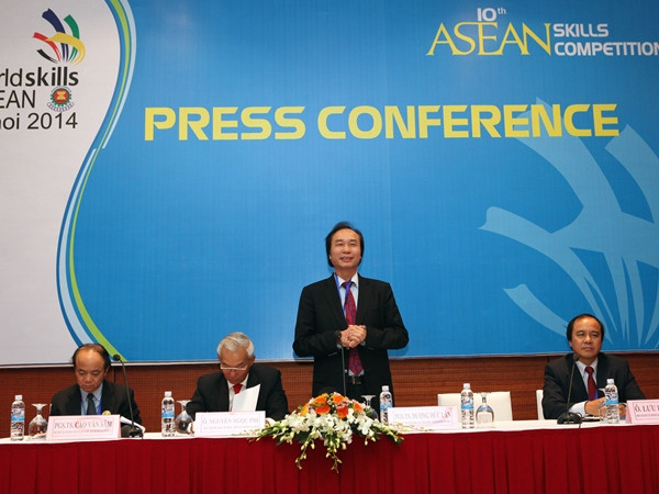 Thông báo về kết quả của kỳ thi Tay nghề ASEAN lần thứ X. (Ảnh: Anh Tuấn/TTXVN) Bế mạc Kỳ thi Tay nghề ASEAN, Việt Nam nhất toàn đoàn ảnh 1