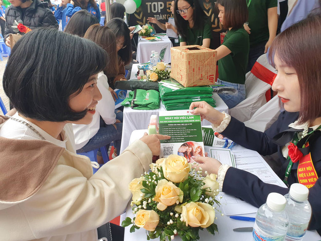 Sinh viên đang tìm hiểu thông tin việc làm tại Ngày hội việc làm 2019. (Ảnh: PV/Vietnam+) Hà Nội: Giới thiệu khoảng 3.500 cơ hội việc làm cho sinh viên ảnh 2